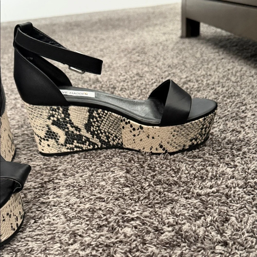 Steve Madden Elegant Black Sandals - Picture 2 of 3